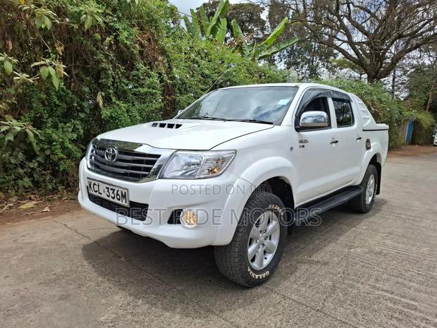 Toyota Hilux 2011 White