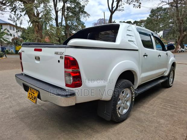 Toyota Hilux 2011 White