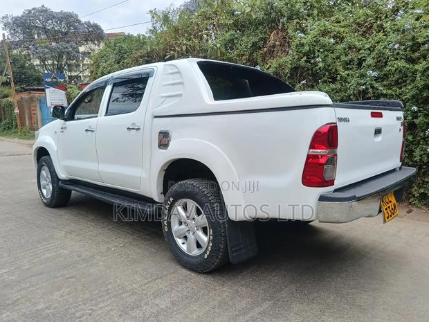 Toyota Hilux 2011 White