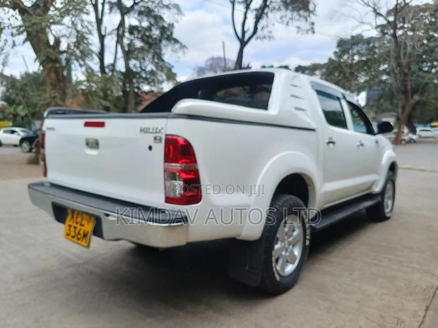 Toyota Hilux 2011 White