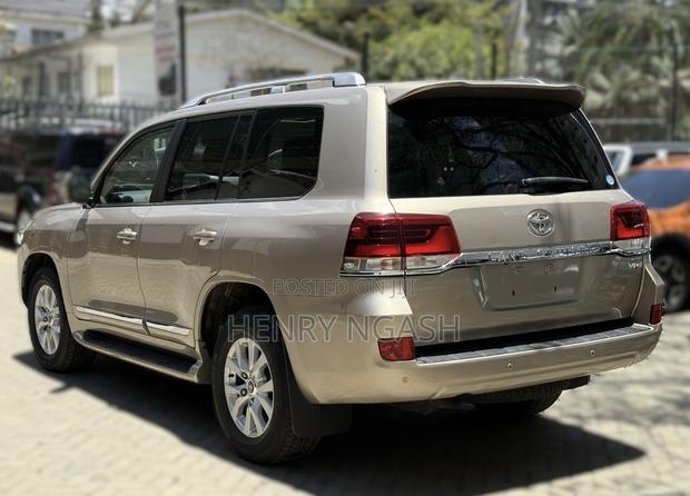 Toyota Land Cruiser 2018 Gold