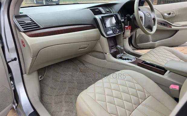 Toyota Premio 2012 Silver