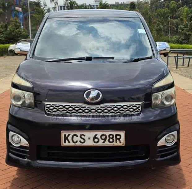 Toyota Voxy 2011