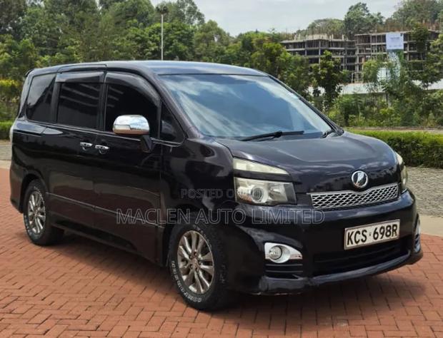 Toyota Voxy 2011
