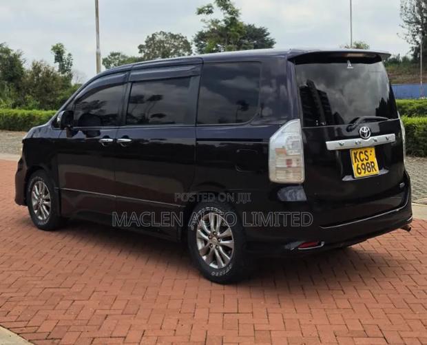 Toyota Voxy 2011