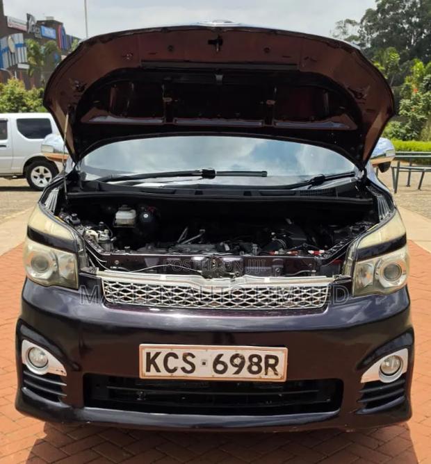 Toyota Voxy 2011