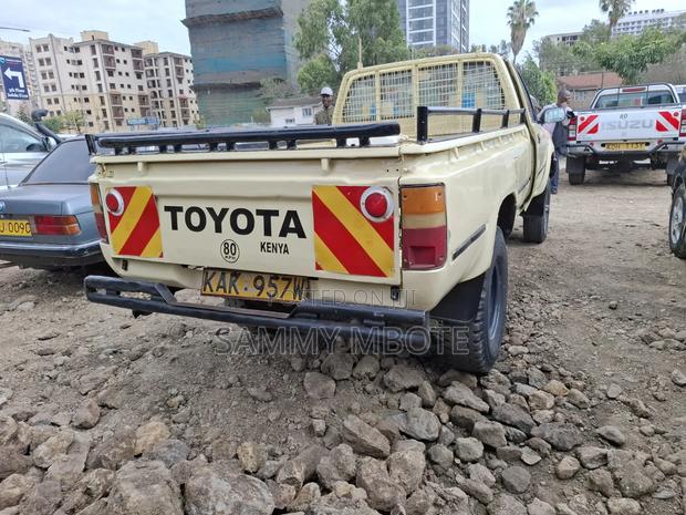 Toyota Hilux 1998 Gold