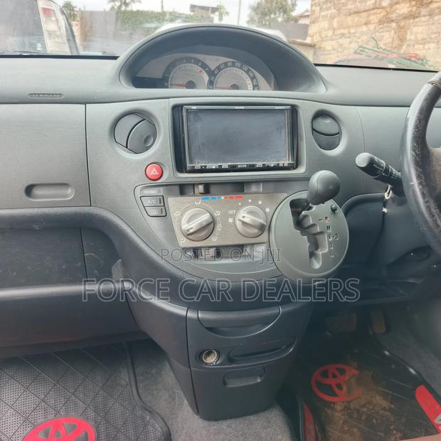 Toyota Sienta 2013 Red
