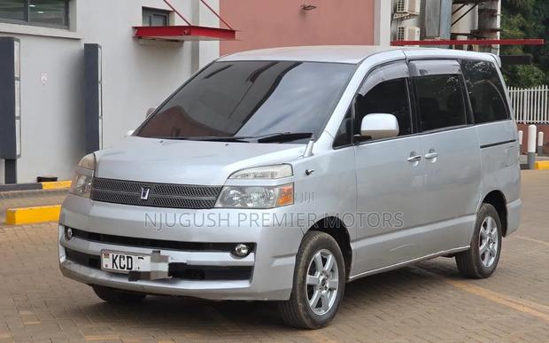 Toyota Voxy 2006 Silver