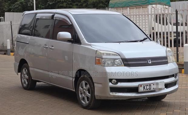 Toyota Voxy 2006 Silver