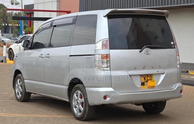Toyota Voxy 2006 Silver