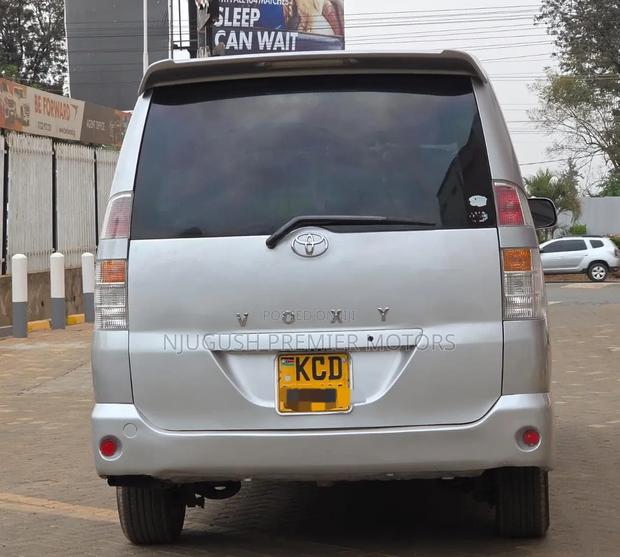 Toyota Voxy 2006 Silver