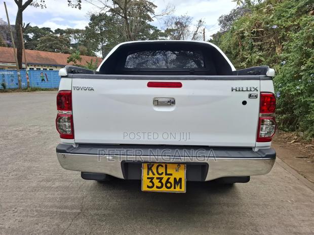 Toyota Hilux 2011 White