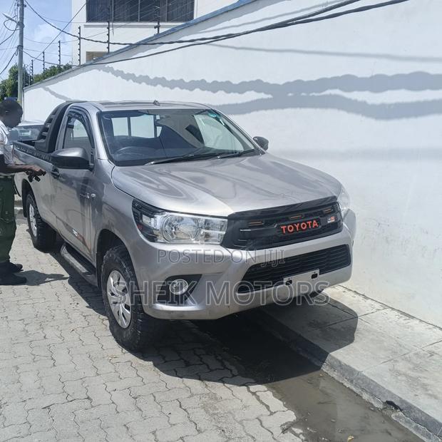Toyota Hilux 2019 Silver