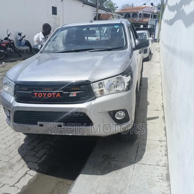 Toyota Hilux 2019 Silver