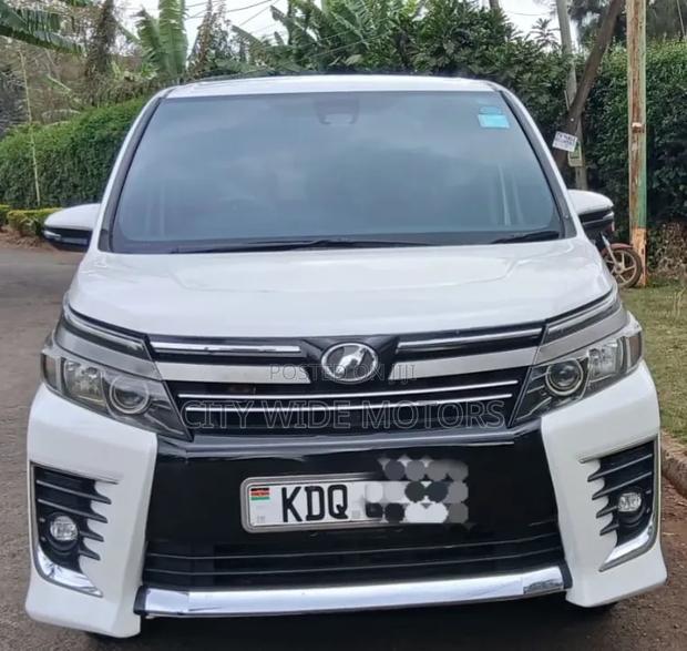 Toyota Voxy 2017 White