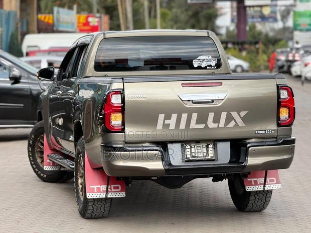 Toyota Hilux 2023 Gold