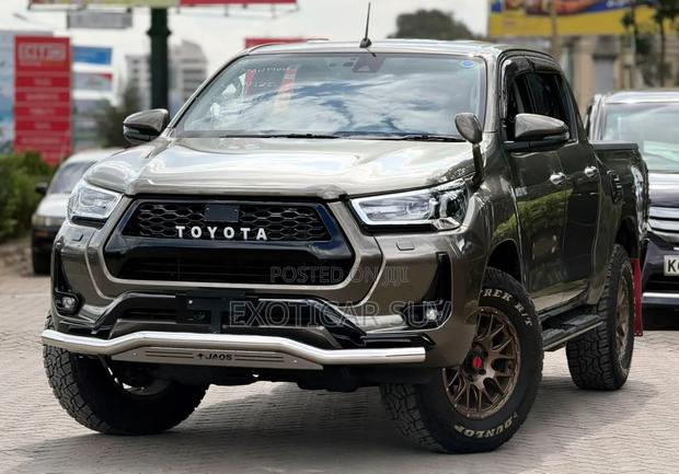 Toyota Hilux 2023 Gold