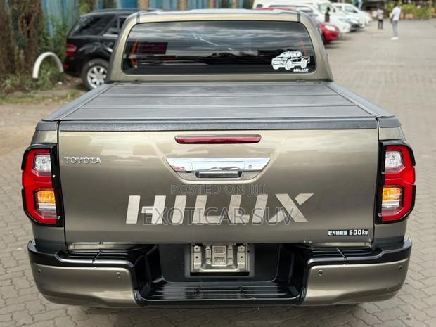 Toyota Hilux 2023 Gold
