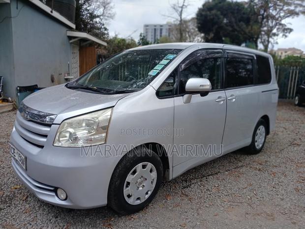 Toyota Noah 2.0 143hp FWD (7 Seater) 2008 Silver