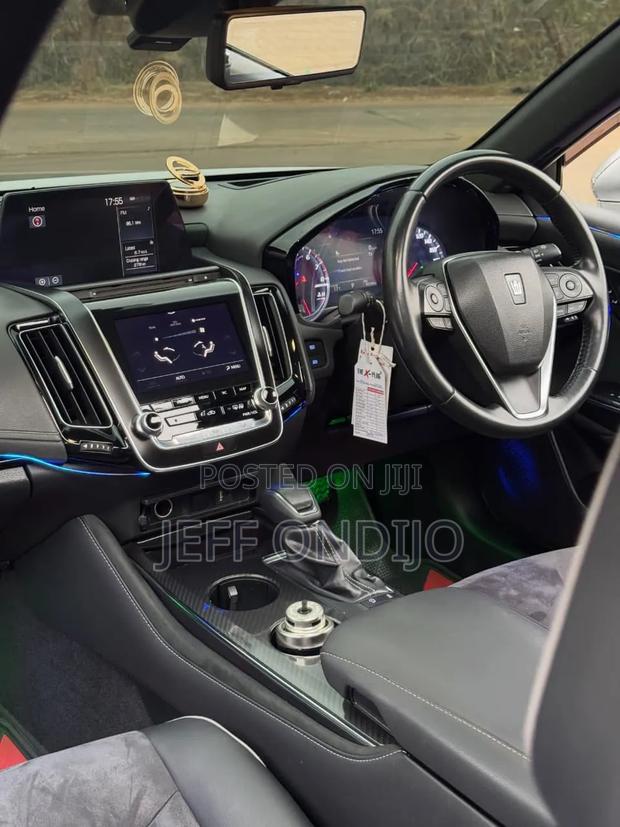 Toyota Crown 2019 Silver