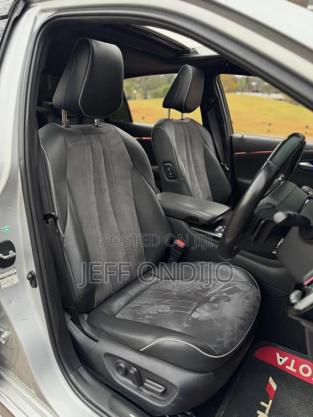 Toyota Crown 2019 Silver