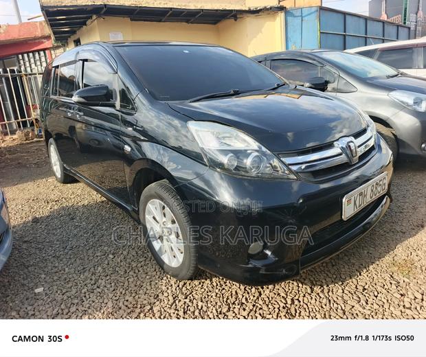 Toyota ISIS 2016 Black