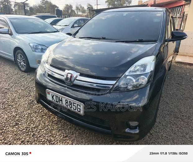Toyota ISIS 2016 Black