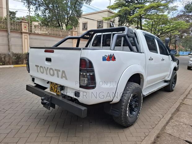 Toyota Hilux 2.5 D-4D 4X4 SRX 2009 White