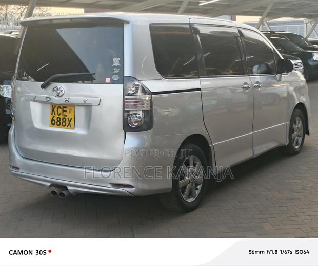 Toyota Voxy 2009 Silver
