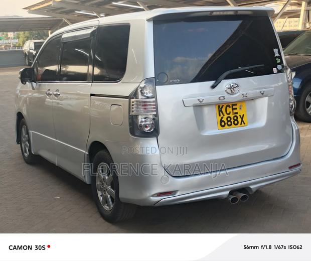 Toyota Voxy 2009 Silver