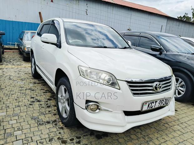 Toyota Vanguard 2012 White