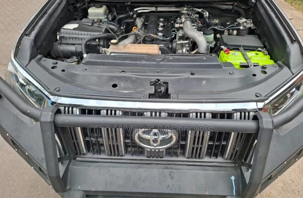 Toyota Land Cruiser Prado KAKADU 2011 Gray