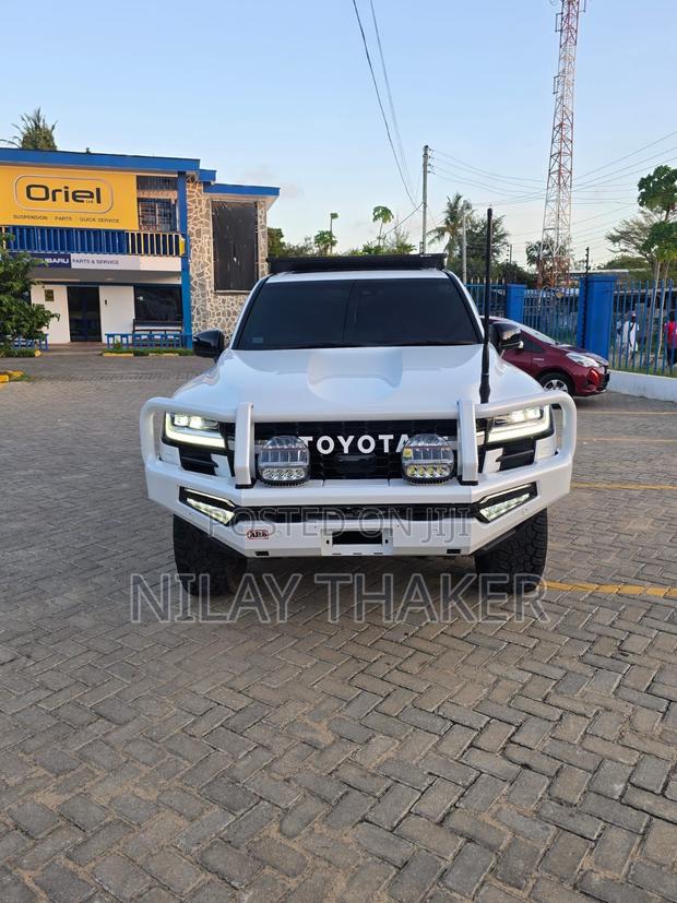 Toyota Land Cruiser LC300 2021 Pearl