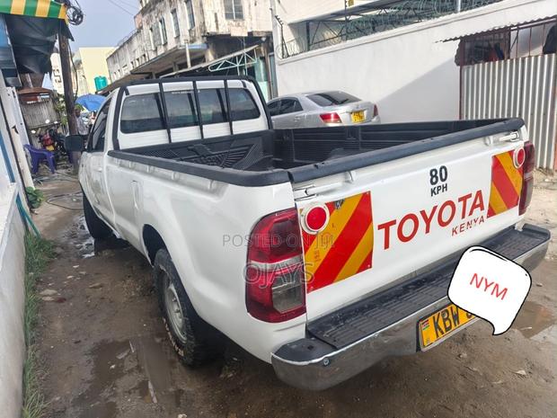 Toyota Hilux 2013 White