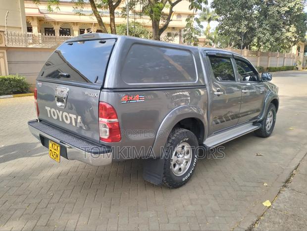 Toyota Hilux 2013 Gray