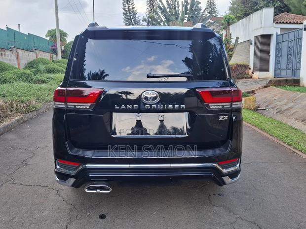 Toyota Land Cruiser LC300 2024 Black
