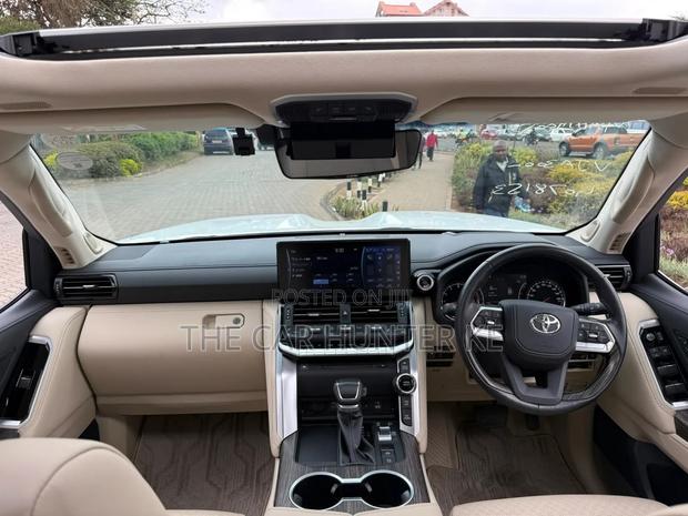 Toyota Land Cruiser LC300 2023 Pearl