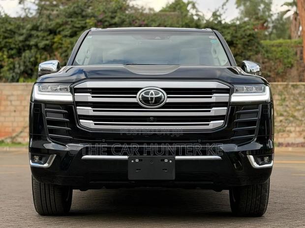 Toyota Land Cruiser LC300 2023 Black