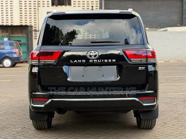 Toyota Land Cruiser LC300 2023 Black