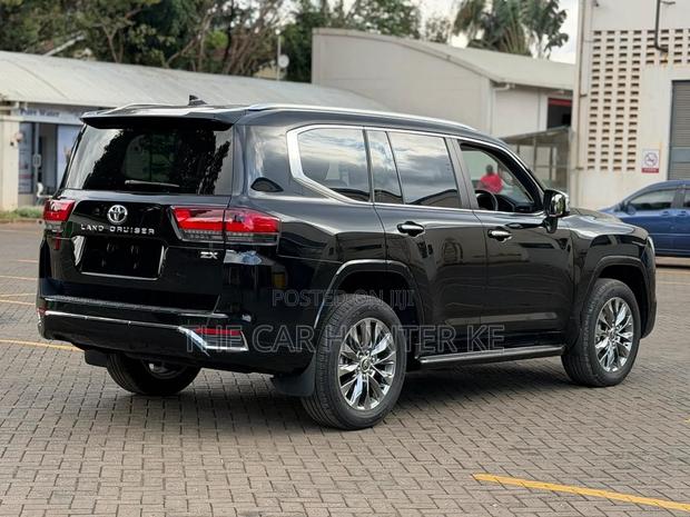 Toyota Land Cruiser LC300 2023 Black