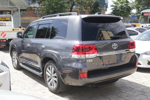 Toyota Land Cruiser 4.6 V8 ZX 2020 Gray