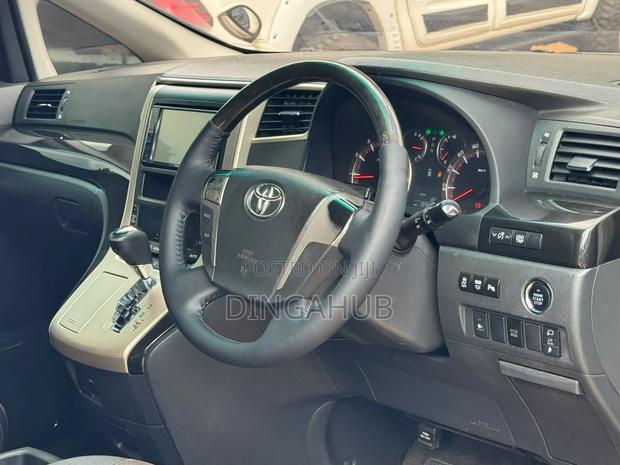 Toyota Alphard 2.4 Petrol FWD 2014 White