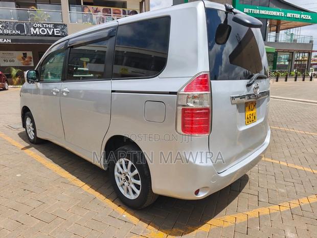 Toyota Noah 2009 Silver