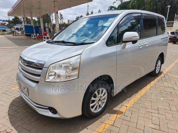 Toyota Noah 2009 Silver