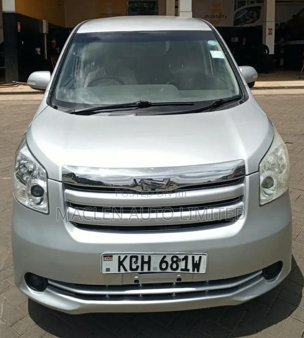 Toyota Noah 2009 Silver