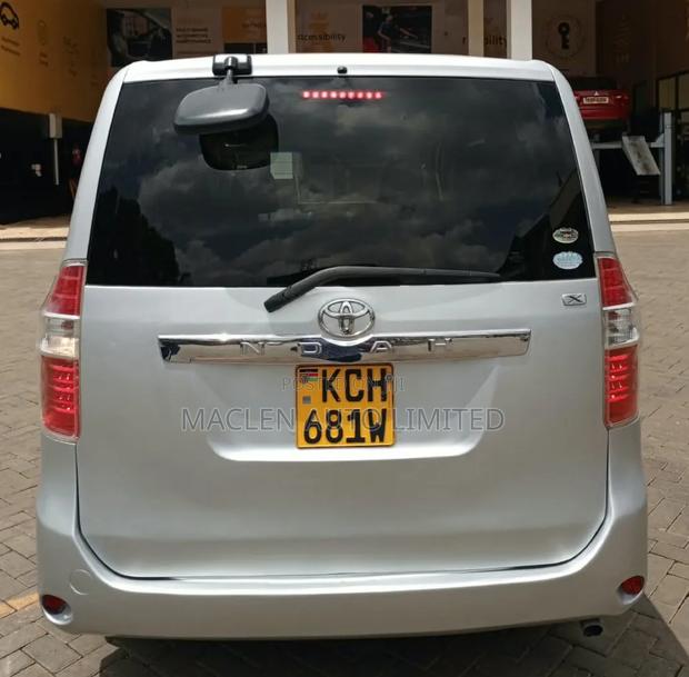 Toyota Noah 2009 Silver