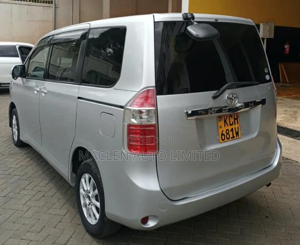 Toyota Noah 2009 Silver
