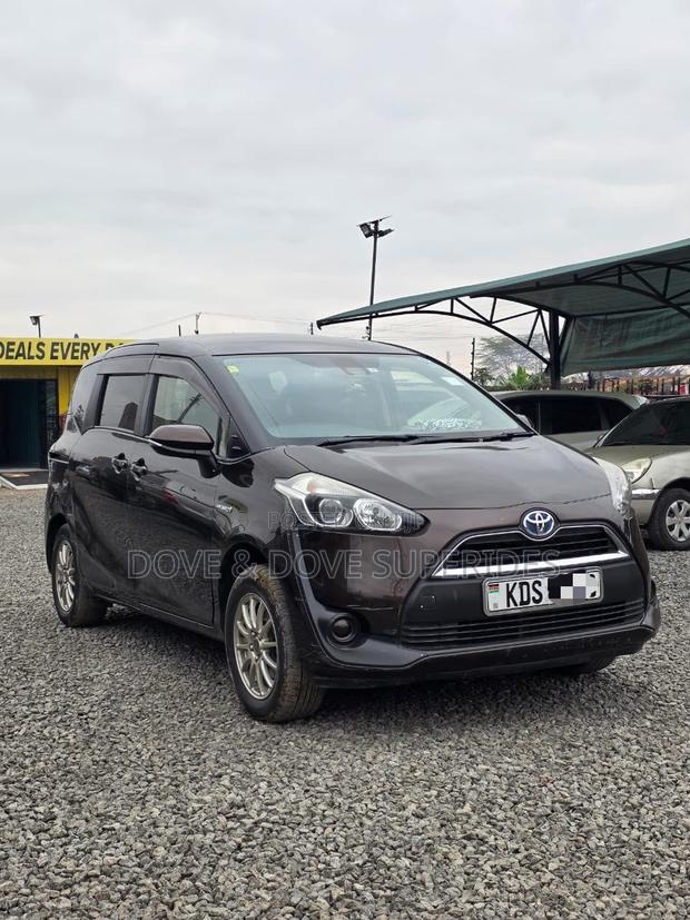 Toyota Sienta 2017 Brown