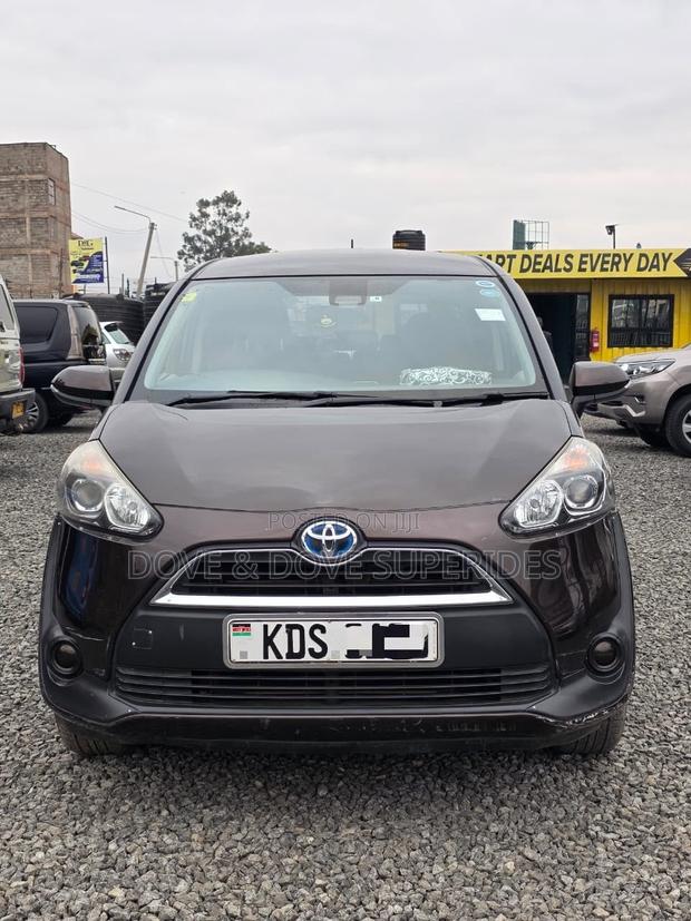 Toyota Sienta 2017 Brown
